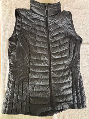 Packable black vest sz small
